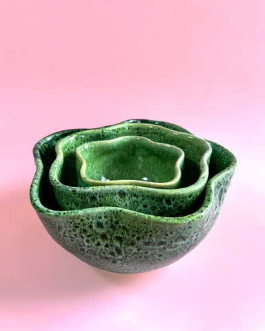 SET OF 3 GREEN SPECKLE GLAZED FRILL BOWLS
